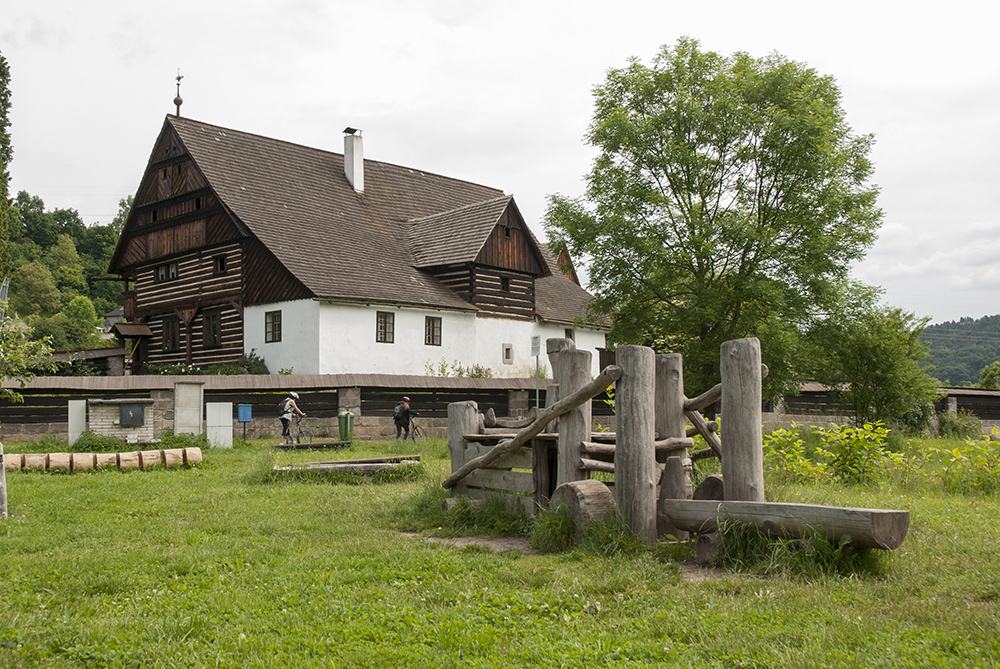 Dětské hřiště s Dlaskovým statkem v pozadí