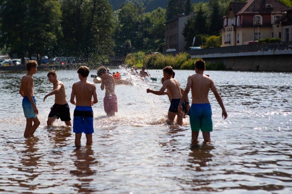 Koupani v Jizere_Mala Skala_Zluta plovarna